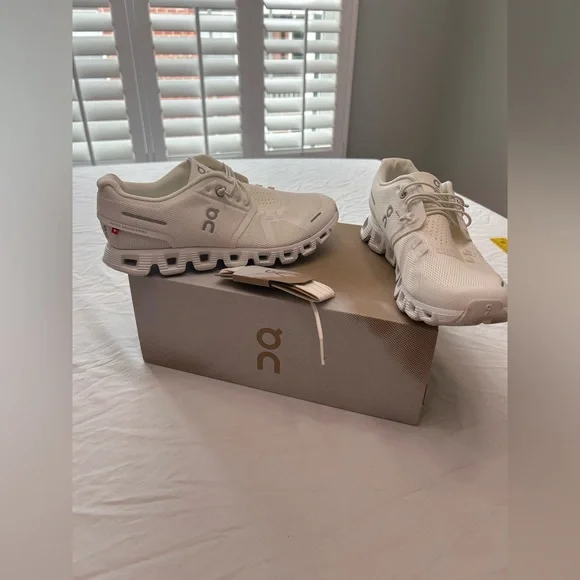 On Running Cloud 5 All White 59.98902 Running Shoes Women size 7 - Picture 8 of 13